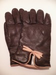 ダークブラウンの革の手袋